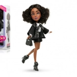 Panenka Snapstar Dawn se zeleným pozadím