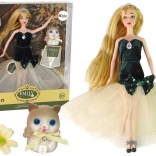 Panenka Emily s dlouhými vlasy, koťátkem a květinovou ozdobou