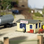 Piko Hobby obchod s oleji Günther – stavebnice H0