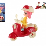 Panenka na skútru s helmou v různých barvách