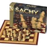 Dřevěné šachy v krabici