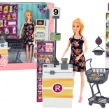 Panenka v supermarketu se stojany, nákupním košíkem a potravinami